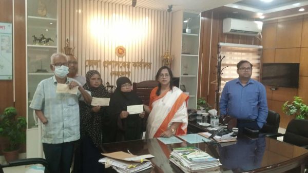সড়ক দুর্ঘটনায় আহত ও নিহত ৩ পরিবারের মাঝে ১৩ লক্ষ টাকা’র চেক হস্তান্তর