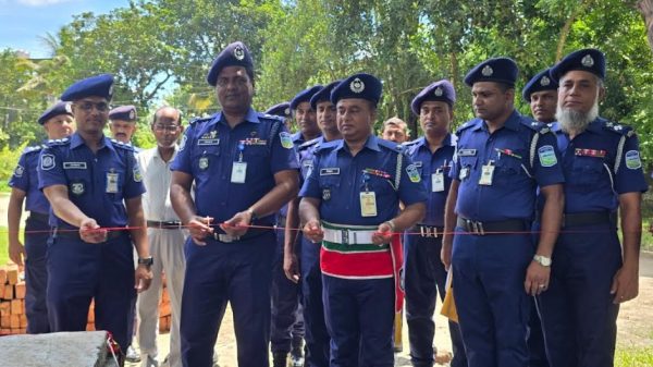 কেন্দুয়া থানা পরিদর্শন করলেন জেলা পুলিশ সুপার