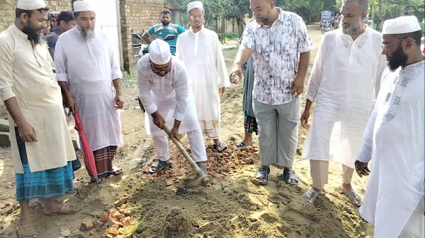 দূর্ভোগ থেকে মুক্তি ঃ পূর্বধলায় জারিয়া ও বৈরাটীতে রাস্তা সংস্কার করলেন জামাত নেতা