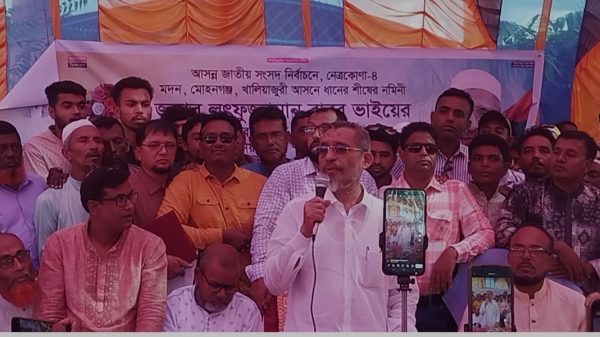 বিএনপির একত্রিশ দপায় গণসংযোগ করছেন লুৎফুজ্জামান বাবর