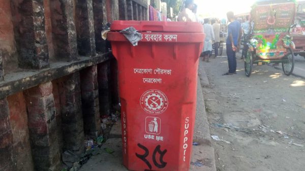পৌরসভা থেকে দেওয়া বাসা-বাড়ির ময়লা আবর্জনা রাখার বক্স জেলা প্রশাসকের কার্যালয়ের সামনের ড্রেইনে উপর, জন চলাচলে বিঘ্নতা