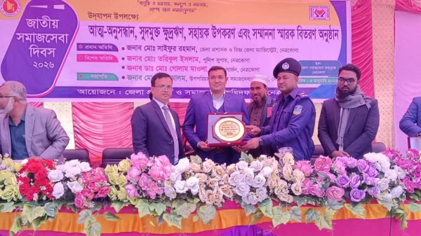 সমাজসেবায় বিশেষ অবদান রাখায় পল্লী কল্যাণ ফাউন্ডেশন কে সম্মাননা স্মারক প্রদান