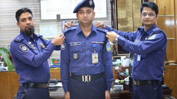 পদোন্নতিপ্রাপ্ত পুলিশ সদস্যদের র‌্যাংক ব্যাজ পরিয়ে দিলেন ——————পুলিশ সুপার মোঃ তরিকুল ইসলাম