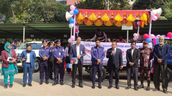 ভোটারদের উদ্বুদ্ধ করতে নেত্রকোণায় ভ্রাম্যমাণ ট্রাকে সংগীতানুষ্ঠান