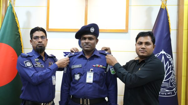 পদোন্নতিপ্রাপ্ত পুলিশ সদস্যকে র‌্যাংক ব্যাজ পরিয়ে দিলেন পুলিশ সুপার মোঃ তরিকুল ইসলাম