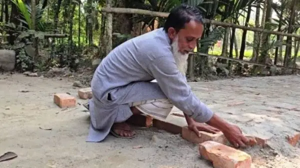 নেত্রকোণায় নিম্নমানের রাস্তার কাজের প্রতিবাদ করায় : পুরো পরিবারকে মারধরের অভিযোগ