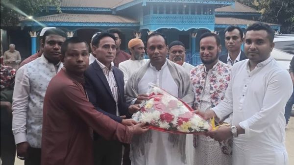 নেত্রকোণা জাতীয়তাবাদী আইনজীবী ফোরাম এর পক্ষ থেকে ভূমি প্রতিমন্ত্রী ব্যারিস্টার কায়সার কামাল’কে ফুলেল শুভেচ্ছা
