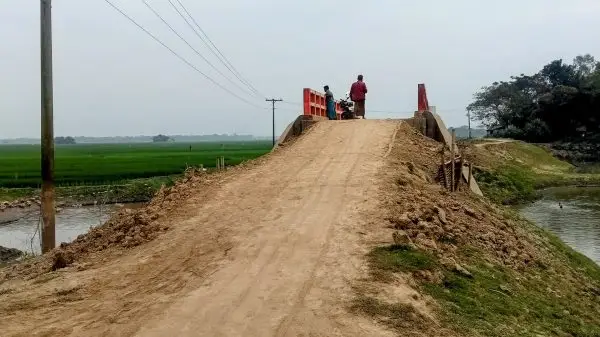 নিজস্ব প্রতিনিধিঃ জেলার বারহাট্টা উপজেলায় দুর্যোগ ব্যবস্থাপনা ও ত্রাণ মন্ত্রণালয়ের অধীনে ২০২৩-২০২৪ অর্থ বছরের ১,১২,৫১,৫৬৬.৩০ টাকার প্রকল্পের কাজ ছয় নয় দিয়ে শেষ হলেও গত এক বছরের আগের নির্মাণ কৃত ব্রীজ দেখে মনে হচ্ছে। কয়েক যুগ আগে ব্রীজ নির্মাণ করা হয়েছিল। ব্রীজের প্লাস্টার উঠে গেছে, সাইটে মাটি নেই। যানবাহন নিয়ে উঠতে নামতে ও চলাচলের মরণফাঁদে পরিণত হয়েছে। প্রতিদিনেই এক্সিডেন্টের ঘটনা ঘটছে। এলাকা বাসীর অভিযোগে ও সরজমিনে গিয়ে দেখা যায় চিরাম ইউনিয়নের অধীনে মৈম্বটি গটুকিয়া কুরেরপাড় খালের ওপর ১৫ মি.দৈর্ঘ্যের গার্ডার ব্রীজ নির্মাণ প্রাক্কলিত অর্থঃ ১,১৮,৪৩,৭৪৫.০০ টাকা ও চূড়ান্ত অর্থ: ১,১২,৫১,৫৬৬.৩০ টাকা নির্মাণকারী প্রতিষ্ঠান। মেসার্স অপু চৌধুরী, নিখিলনাথ রোড নেত্রকোণা। এই দুর্যোগ ব্যবস্থাপনা ও ত্রাণ মন্ত্রণালয় ব্রীজ নির্মাণে ৪০% কাজে অনিয়ম হয়েছে। ব্রীজের সাইটে ব্লক দেওয়া হয়নি। মাটি দিয়ে তড়িগড়ি করে কাজ শেষ করা হয়েছে। বারহাট্টা পিআইও অফিসকে ম্যানেজ করে সকল টাকা উত্তোলন করে নিয়েছে ঠিকাদার প্রতিষ্ঠান। অনিয়মের বিষয় নিয়ে মেসার্স অপু চৌধুরী বলেন, ব্রীজে তিন বার মাটি কেটে দিয়েছি সাইটে ব্লক দিয়েছি। আমাদের সিকিউরিটির টাকা নিয়ে এসেছি। আমাদের আর কোনো কাজ নেই বলে জানান। এলাকার রাসেল মিয়া বলেন, এই ব্রীজ দিয়ে যানবাহন ও মানুষের চলাচলের জন্য বিপদ জনক অবস্থা সৃষ্টি হয়েছে। কিছু দিন পর পর মানুষ এক্সিডেন্ট করে নেত্রকোণা ও ময়মনসিংহ মেডিকেল কলেজ হাসপাতালে ভর্তি হচ্ছে। ড্রাইভার আবদুল আউয়াল ও খালেক মিয়া বলেন, আমরা অটো নিয়ে ব্রীজের ওপর উঠতে পারিনা। প্রতিদিন ছোট বড় ধরনের দুর্ঘটনা ঘটছে। এই ব্রীজটি নতুন করে নির্মাণ করতে হবে। বারহাট্টা উপজেলা নির্বাহী কর্মকর্তা মোছা. জিনিয়া জামান বলেন, আমি আসার আগে ব্রীজের কাজ শেষ হয়েছে। এটি খোজ খবর নিয়ে বলতে হবে বলে জানান।