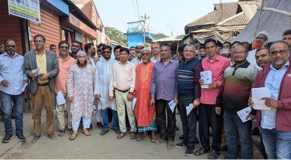 মোহনগঞ্জ বণিক সমিতির উদ্যোগে ধানের শীষের লিফলেট বিতরণ