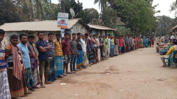 মোহনগঞ্জে তুচ্ছ ঘটনায় হামলা-লুটপাট প্রতিবাদে মানববন্ধন ও বিক্ষোভ