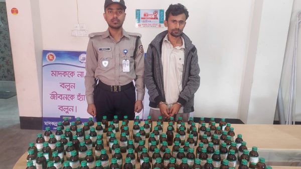 নেত্রকোণা মাদকদ্রব্য নিয়ন্ত্রণ অধিদপ্তরের অভিযানে ১২৮ বোতল রেক্টিফাইড স্পিরিটসহ আটক-১