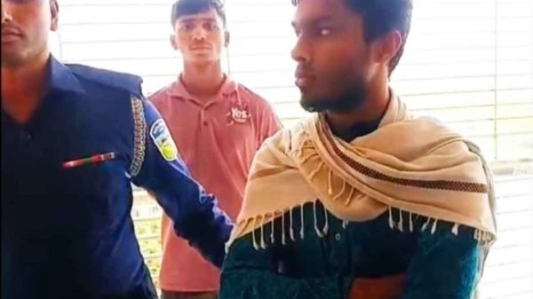 খালিয়াজুরীতে জাল ভোট দিতে গিয়ে যুবক আটক