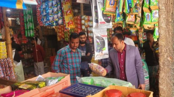 মোহনগঞ্জে সার ও ভেজাল শিশুখাদ্যের বিরুদ্ধে অভিযান চার প্রতিষ্ঠানে ৩৬ হাজার টাকা জরিমানা