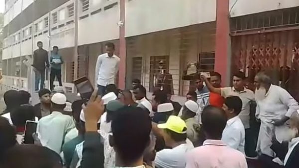 জামায়াত প্রার্থীর বিরুদ্ধে টাকার ব্যাগ নিয়ে কেন্দ্রে ঢোকার অভিযোগ তুলে হেনস্তা বিএনপির সমর্থকদের