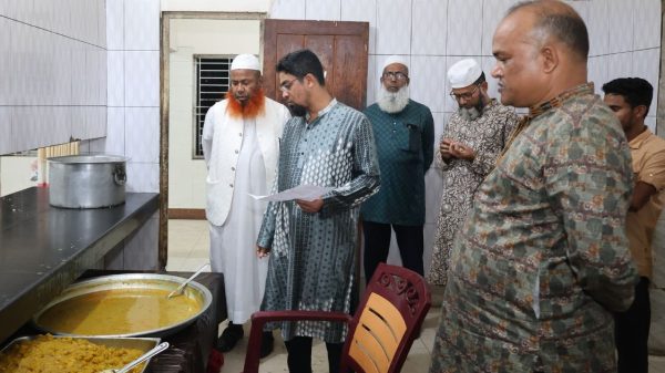 নেত্রকোণা পুলিশ লাইন্সে রাতের খাবার যাচাই করলেন -------- পুলিশ সুপার মো: তরিকুল ইসলাম