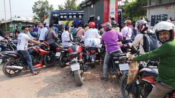 তেল নিতে দীর্ঘ লাইন, একই গাড়ির পুনরায় জ্বালানি নেওয়ার অভিযোগ আটপাড়ার তেলিগাতীতে
