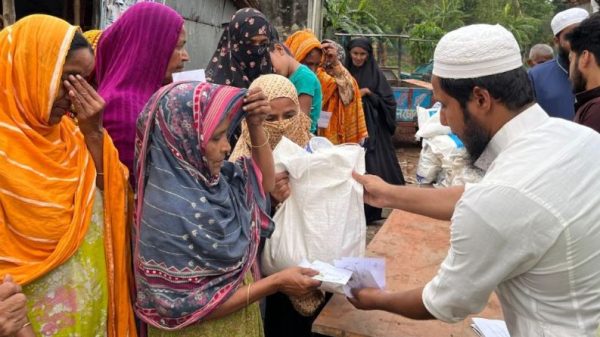 আটপড়ায় প্রবাসীদের সহায়তায় শতাধিক অসহায় মানুষের মাঝ ঈদসামগ্রী বিতরণ