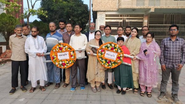 নেত্রকোণা জেলা আইনজীবী সমিতির পক্ষ থেকে পুষ্পস্তবক অর্পণ