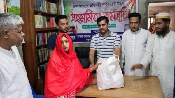 নেত্রকোণায় সুবর্ণ নাগরিকদের মধ্যে প্রতিবারের মতো এআরএফবি'র ঈদ সামগ্রী উপহার