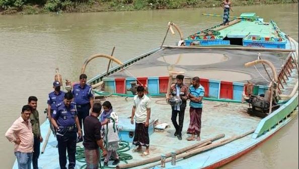 অবৈধভাবে বালু উত্তোলনের অভিযানে ৫ জন আটক ও বালু জব্দ