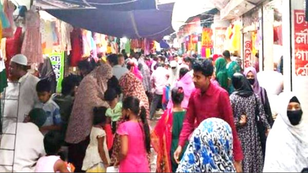 নেত্রকোণায় ক্রেতাদের জমজমাট ঈদ বাজার