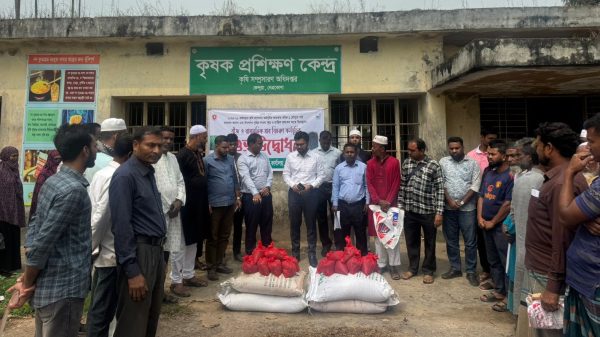 কেন্দুয়ায় ক্ষুদ্র ও প্রান্তিক কৃষকের মাঝে বিনামূল্যে বীজ ও রাসায়নিক সার বিতরণ