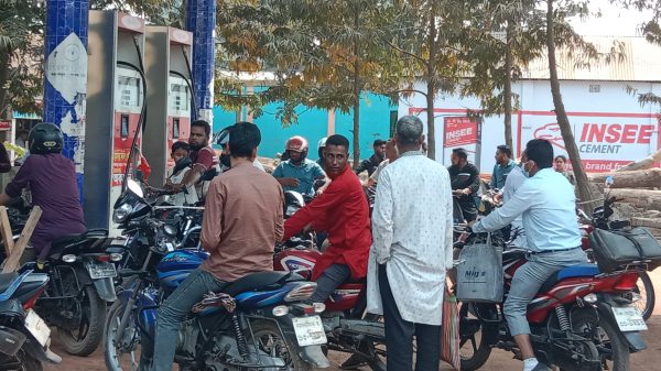 কেন্দুয়ায় জ্বালানি তেলের সংকট আতঙ্ক ফিলিং স্টেশনে ভির দিগুণ