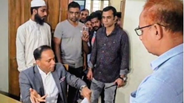 আধা ঘণ্টা অপেক্ষার পর খুলল তালা! ভূমি অফিসে প্রতিমন্ত্রীর ‘সারপ্রাইজ ভিজিট’