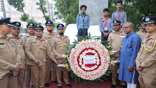 বীর শহীদদের প্রতি গভীর শ্রদ্ধা ও পুস্পস্তবক অর্পণ করলেন নেত্রকোণা জেলা পুলিশ