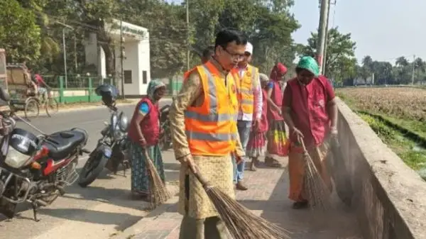 তাঁর নতুন নতুন চিন্তা ও দীর্ঘস্থায়ী পরিকল্পনা নেত্রকোণা পৌরসভাকে দাড় করিয়েছে পৌর প্রশাসক আরিফুল ইসলাম সরদার