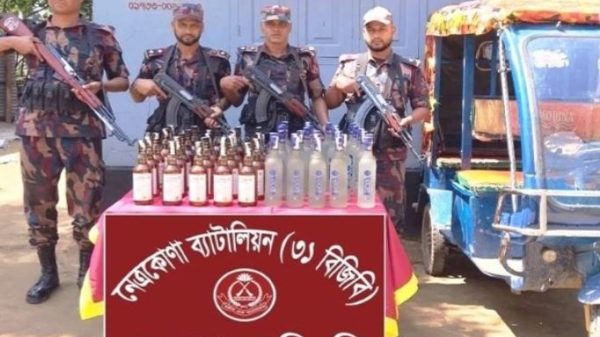দুর্গাপুরে বিজিবি কর্তৃক মালিকবিহীন বিদেশী মদ ও ইজিবাইক জব্দ