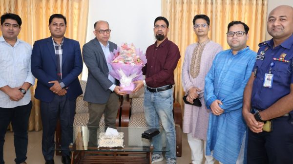 নবাগত জেলা প্রশাসক খন্দকার মুশফিকুর রহমানকে ফুলেল শুভেচ্ছা জানান জেলা পুলিশ সুপার
