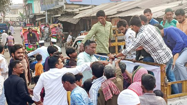 নেত্রকোণায় স্বেচ্ছাসেবী সংগঠন টিম রনি প্রতিদিন হতদরিদ্রদের ইফতারী বিলাচ্ছেন