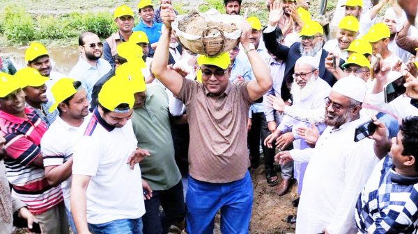 নিজ হাতে কুদাল দিয়ে মাটি কেটে টুকরি মাথায় নিয়ে তিলকখালী খাল খনন কাজের উদ্বোধন করলেন সংসদ সদস্য ডাঃ মোঃ আনোয়ারুল হক