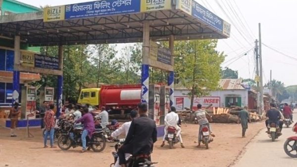 কেন্দুয়ায় তেলের হাহাকার: পাম্প খালি, খোলাবাজারে লিটার ২৮০ টাকা!