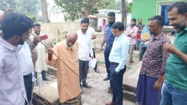অনিয়ম ঠেকাতে কেন্দুয়ায় ফিলিং স্টেশনে ইউএনও’র আকস্মিক পরিদর্শন