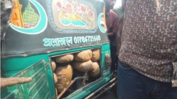 সিএনজিতে পাচারকালে নেত্রকোণায় আন্তঃজেলা চক্রের ৪ সদস্য গ্রেপ্তার