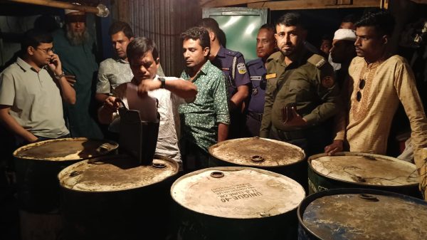 কেন্দুয়ায় মোবাইল কোর্ট অভিযানে জ্বালানি তেল জব্দ ও ৪০ হাজার টাকা জরিমানা