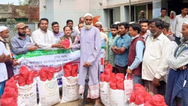 মদনে বিনামূল্য কৃষকদের মাঝে উন্নত জাতের পাটের বীজ বিতরণ