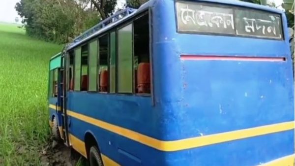নেত্রকোণা-মদন সড়কে নিয়ন্ত্রণ হারিয়ে যাত্রীবাহী বাস খাদে, অল্পের জন্য রক্ষা