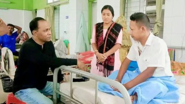 ভূমি প্রতিমন্ত্রী কায়সার কামাল এর সহয়তায় কৃষ্ণ হাজং সুস্থ হয়ে উঠছেন