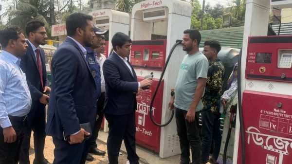 নেত্রকোণায় তেলের সংকটে ভোগান্তিতে গ্রাহকরা