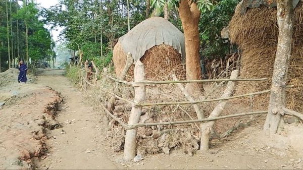 পূর্বধলায় রাস্তা আটকে দেওয়ার কারণে ভোগান্তিতে গ্রামের কয়েক হাজার মানুষ