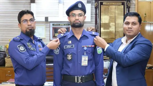 পদোন্নতিপ্রাপ্ত পুলিশ সদস্যকে র‌্যাংক ব্যাজ পরিয়ে দিলেন পুলিশ সুপার