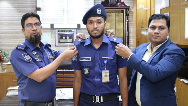 পদোন্নতিপ্রাপ্ত পুলিশ সদস্যকে র‌্যাংক ব্যাজ পরিয়ে দিলেন পুলিশ সুপার