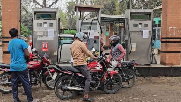 নেত্রকোণায় ফিলিং স্টেশনে তেলের সংকট