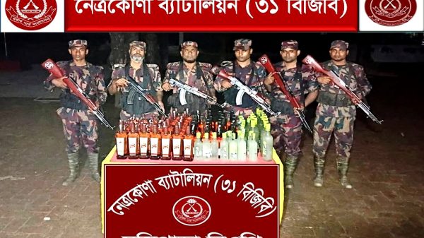 নেত্রকোণা ৩১ বিজিবি'র অভিযানে ১০২ বোতল ভারতীয় মদসহ বিপুল পরিমাণ চোরাচালানী পণ্য আটক