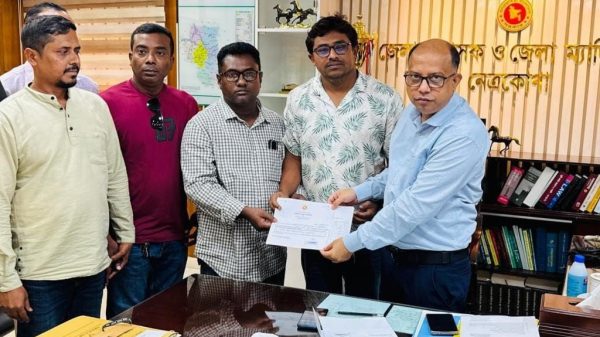 জেলা প্রশাসকের সাথে কাভার্ড ভ্যান, ট্রাক ও মিনিট্রাক মালিক সমিতির সৌজন্য সাক্ষাৎ