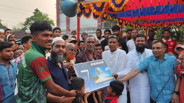 মদনপুর হারিয়ে যাওয়া ঐতিহ্যবাহী কুস্তি খেলায় উপচেপড়া দর্শক