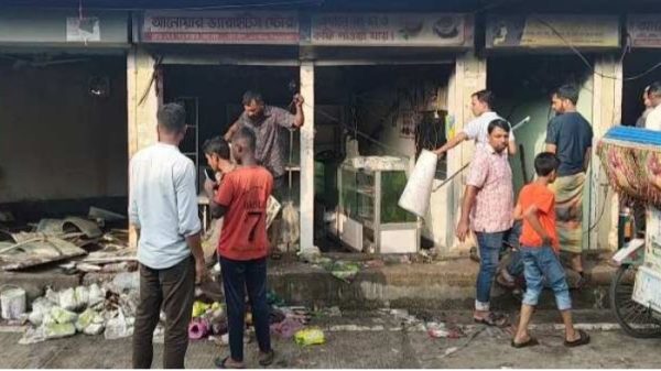 অগ্নিকাণ্ডে চার দোকান পুড়ে ছাই ক্ষতি সাড়ে ছয় লাখ টাকা
